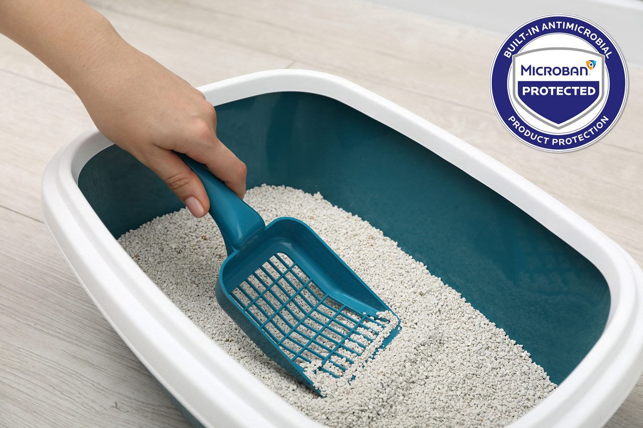 Clean Cat litter tray with Microban antimicrobial protection, Microban protected badge in top-right of image